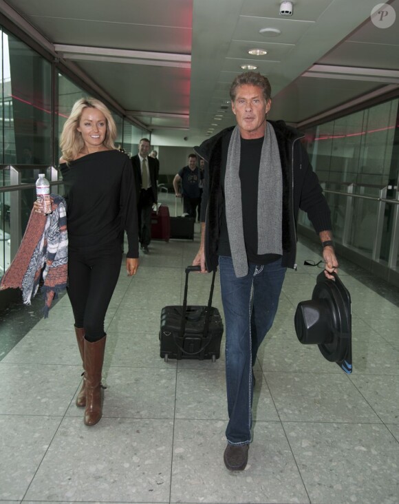 David Hasselhoff avec Hayley Roberts à l'aeroport de Londre, le 7 Fevrier 2013.