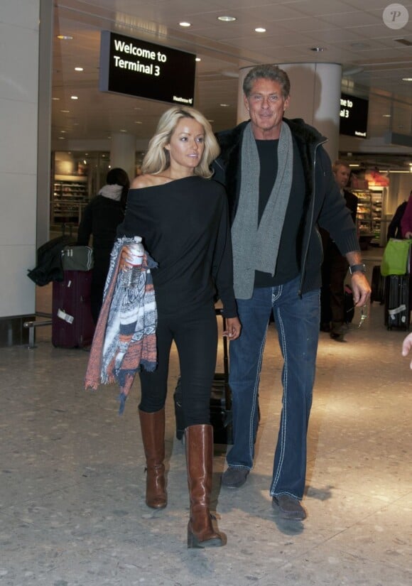 Le comédien David Hasselhoff avec sa compagne Hayley Roberts à l'aeroport de Londre, le 7 Fevrier 2013.