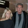 David Hasselhoff avec sa compagne Hayley Roberts à l'aeroport de Londre, le 7 Fevrier 2013.
