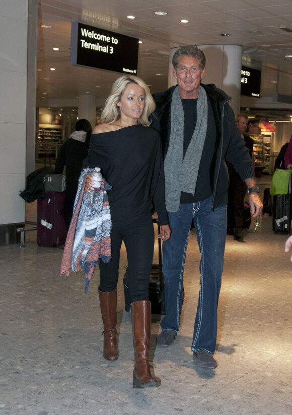 David Hasselhoff avec sa compagne Hayley Roberts à l'aeroport de Londre, le 7 Fevrier 2013.