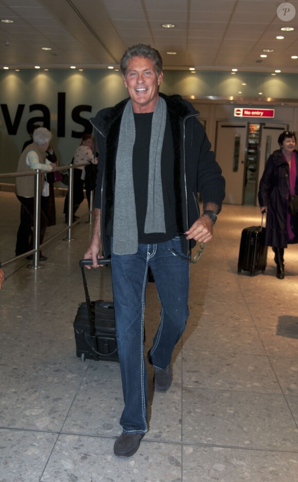L'acteur David Hasselhoff avec sa compagne Hayley Roberts à l'aeroport de Londre, le 7 Fevrier 2013.