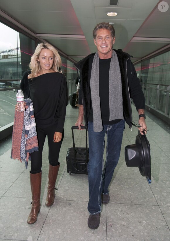 David Hasselhoff avec sa compagne Hayley Roberts à l'aeroport de Londres, le 7 Fevrier 2013.