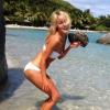 Hayley Roberts, sexy en bikini blanc lors de vacances à Necker Island aux Caraïbes.