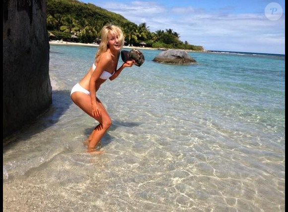 Hayley Roberts, sexy en bikini blanc lors de vacances à Necker Island aux Caraïbes.