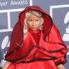 Nicki Minaj se muait en none avec une tenue Versace lors des 54e Grammy Awards. Ce qui lui vaudra la colère des associations catholiques.