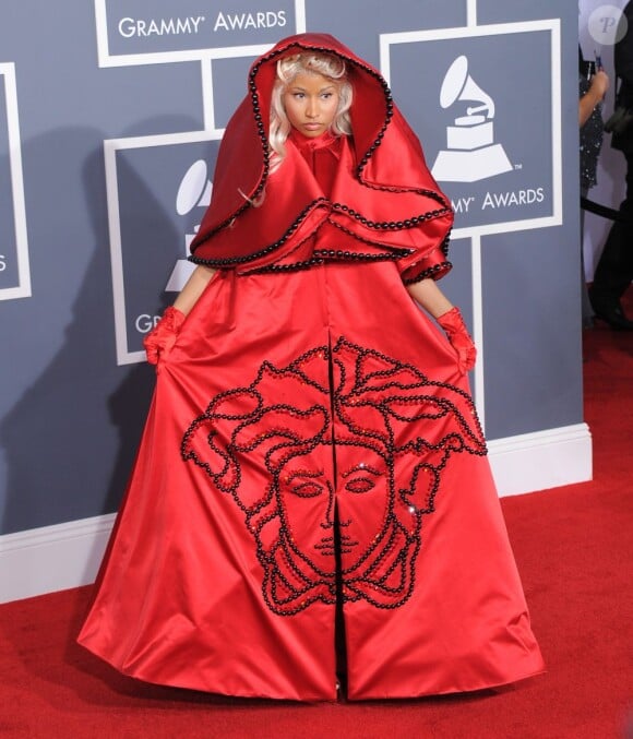 Nicki Minaj se muait en none avec une tenue Versace lors des 54e Grammy Awards. Ce qui lui vaudra la colère des associations catholiques.