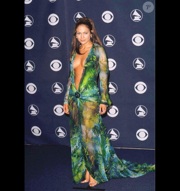 Jennifer Lopez divine en robe haute couture Versace lors des 42e Grammy Awards en 2000.