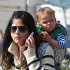 Selma Blair au téléphone et son fils Arthur dans les rues de Studio City, quartier de Los Angeles, le 7 février 2013. Arthur déguste une pomme.