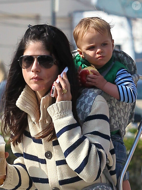 Selma Blair au téléphone et son fils Arthur dans les rues de Studio City, quartier de Los Angeles, le 7 février 2013. Arthur déguste une pomme.