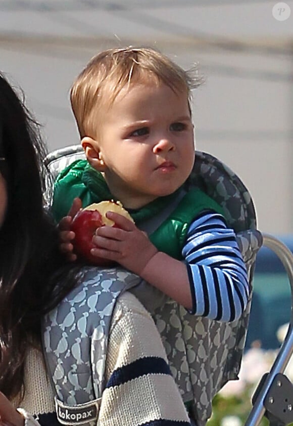 Selma Blair et son fils Arthur dans les rues de Studio City, quartier de Los Angeles, le 7 février 2013. Le petit garçon mange une pomme.