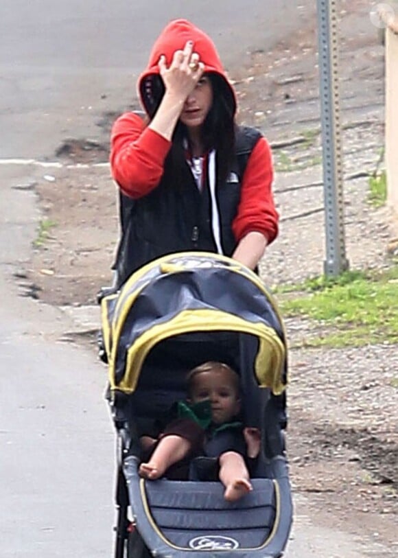 Selma Blair se promène avec son fils Arthur à Studio City, quartier de Los Angeles, le 5 février 2013. La maman à l'air très fatiguée.