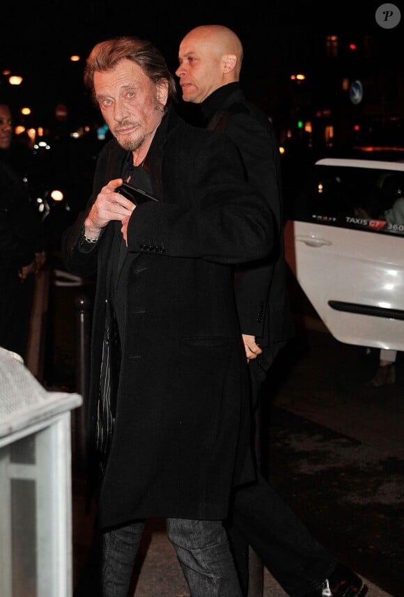 Exclu : Johnny Hallyday arrive à la remise des insignes de chevalier de l'Ordre des Arts et des Lettres à Amanda Sthers, à Paris, le 31 janvier 2013.