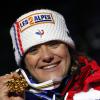Marion Rolland lors de la remise des médailles après être devenue championne du monde de descente à Schladming en Autriche le 10 février 2013
