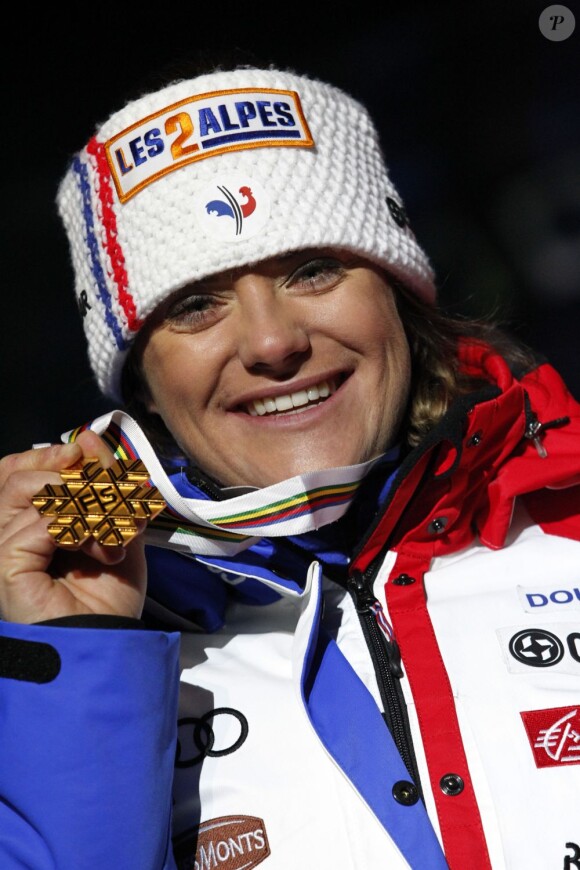 Marion Rolland lors de la remise des médailles après être devenue championne du monde de descente à Schladming en Autriche le 10 février 2013