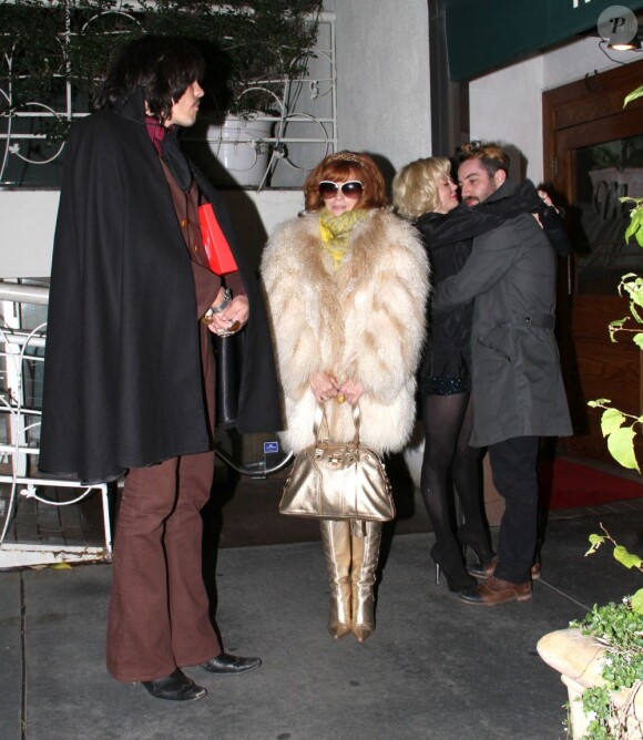 Linda Ramone, Rose McGowan sortent du Madeo Restaurant à West Hollywood, le 9 février 2013.