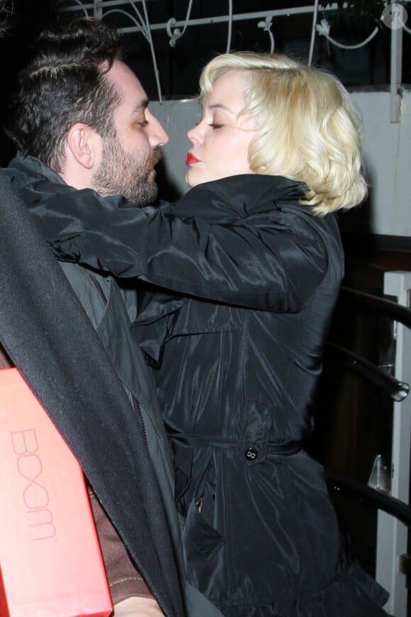 Rose McGowan et son chéri Davey Detail sortent du Madeo Restaurant à West Hollywood, le 9 février 2013.