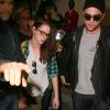 Kristen Stewart et Robert Pattinson à l'aéroport LAX de Los Angeles, le 26 novembre 2012.