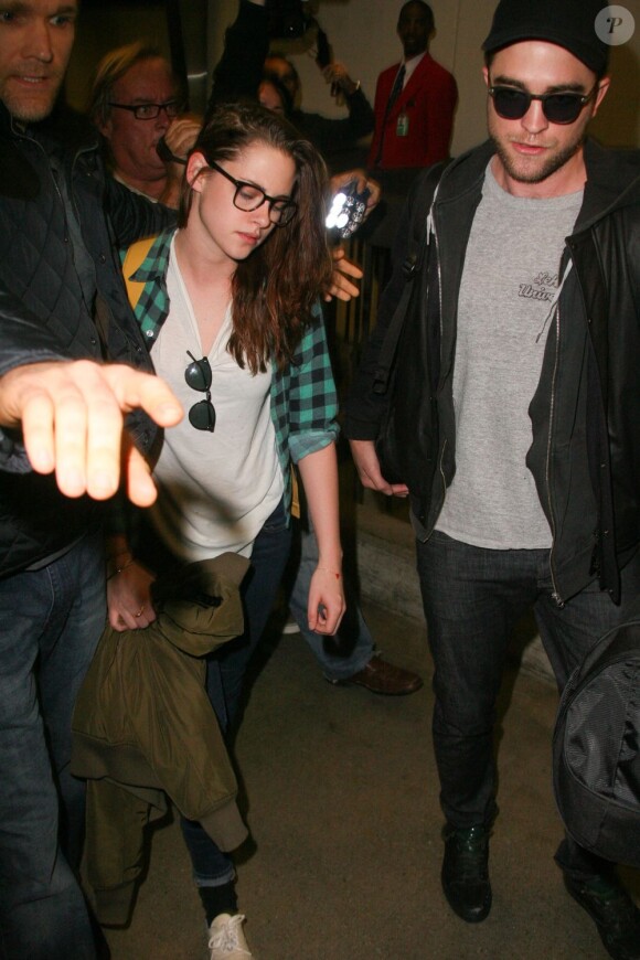Kristen Stewart et Robert Pattinson à l'aéroport LAX de Los Angeles, le 26 novembre 2012.