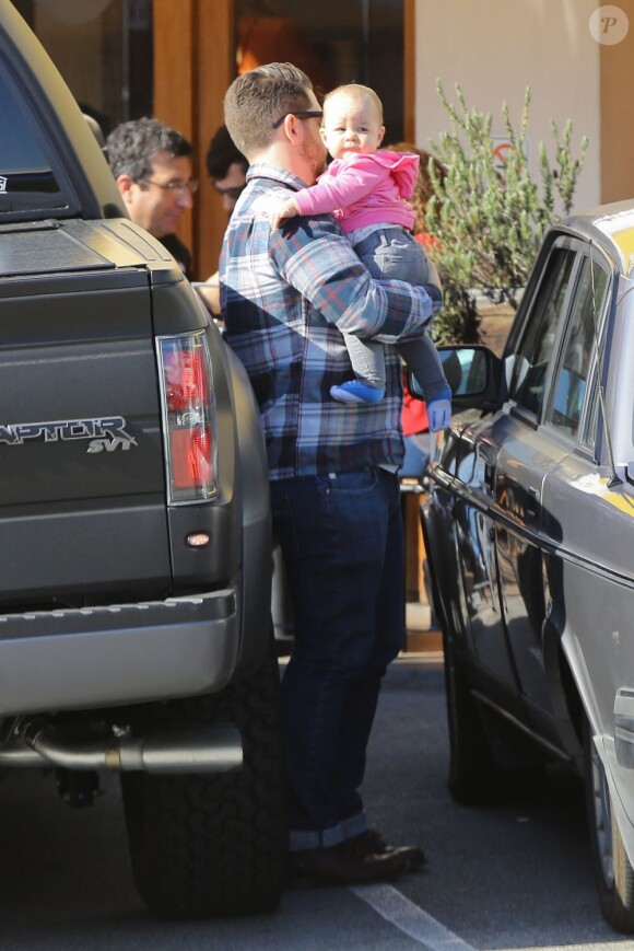 Jack Osbourne et sa petite Pearl dans les rues de West Hollywood à Los Angeles, le 9 février 2013.