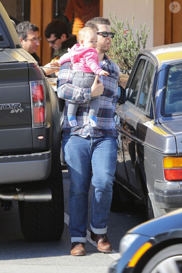 Jack Osbourne, un papa fier avec sa petite Pearl, dans les rues de Los Angeles, le 9 février 2013.