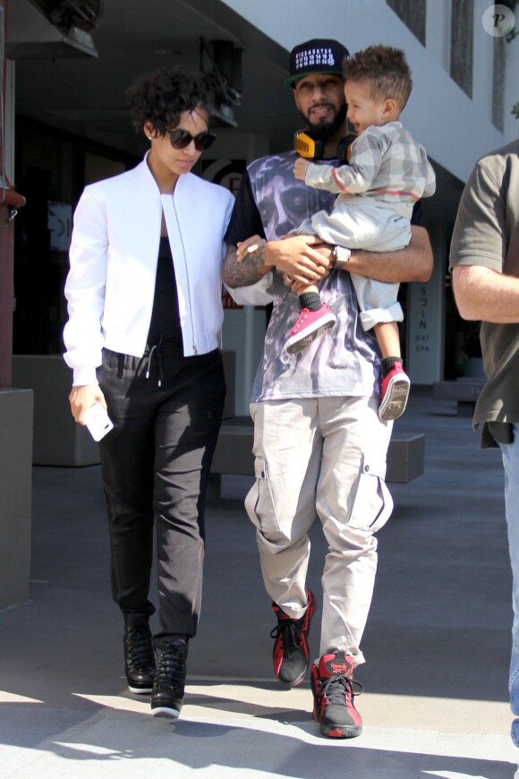 La chanteuse Alicia Keys avec son mari Swizz Beatz et leur fils Egypt, à la sortie d'un restaurant, à West Hollywood, le 12 février 2013.