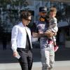 Alicia Keys et son mari Swizz Beatz et leur fils Egypt, à la sortie d'un restaurant, à West Hollywood, le 12 février 2013.