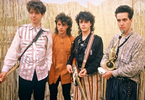 En 1985 le groupe Indochine est encore composé de Dominique Nicolas, Nicola et Stéphane Sirkis, et Dimitri Bodianski.