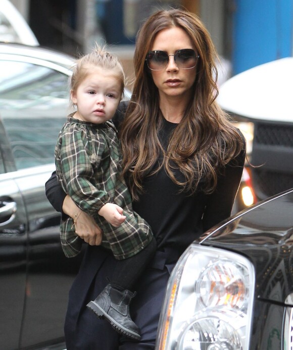 Victoria Beckham de sortie avec sa fille Harper Beckham en session shopping dans les rues de New York, le 13 février 2013.