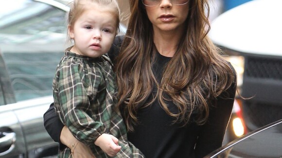 Victoria Beckham et sa fille très stylées pour une virée au magasin de jouets