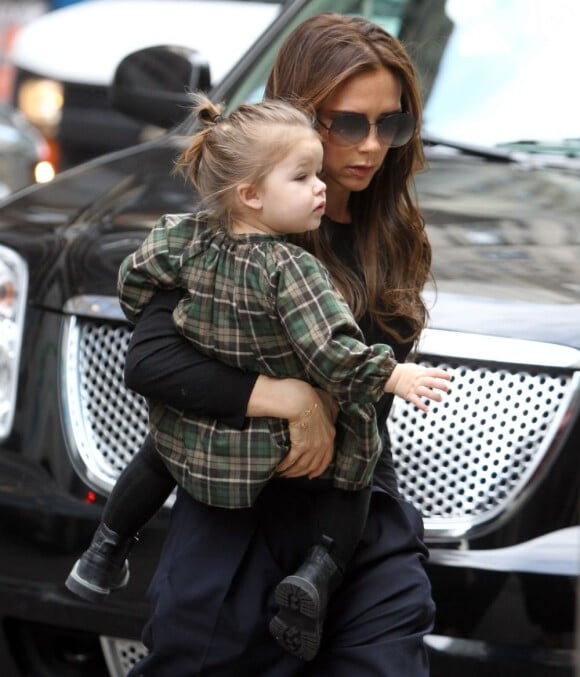 Victoria Beckham de sortie avec sa fille Harper Beckham dans les rues de New York City, le 13 février 2013.