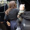 Victoria Beckham avec sa fille Harper Beckham à New York le 13 février 2013.