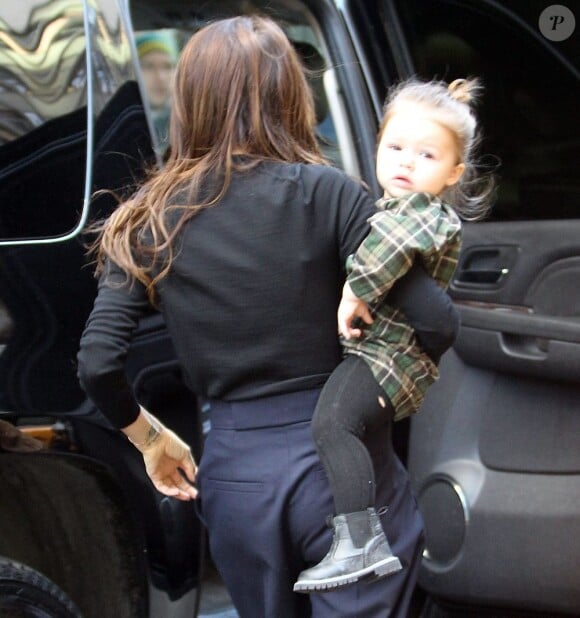 Victoria Beckham avec sa fille Harper Beckham à New York le 13 février 2013.