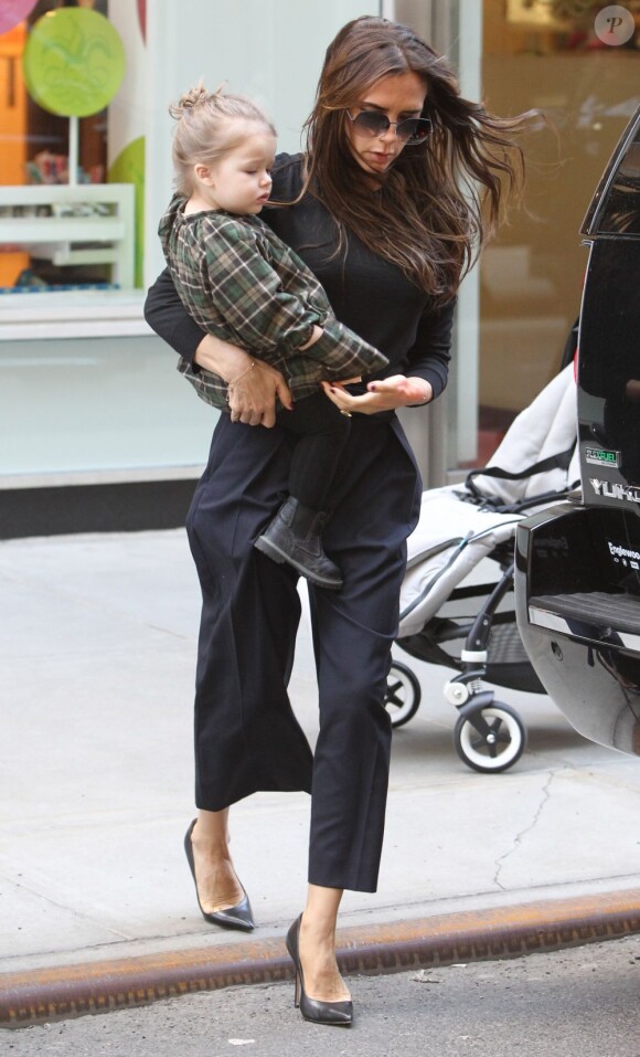 Victoria Beckham en session shopping avec sa fille Harper Beckham  dans les rues de New York, le 13 février 2013.