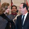 Regard tendre pour François Hollande et Valérie Trierweiler au dîner d'Etat donné au Rashtrapati Bhavan, la résidence officielle du président à New Delhi, le 14 février 2013.