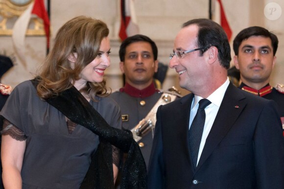 Regard tendre pour François Hollande et Valérie Trierweiler au dîner d'Etat donné au Rashtrapati Bhavan, la résidence officielle du président à New Delhi, le 14 février 2013.