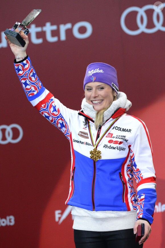 Tessa Worley reçoit sa médaille d'or après son triomphe en géant lors des championnats du monde le 14 février 2013 à Schladming en Autriche