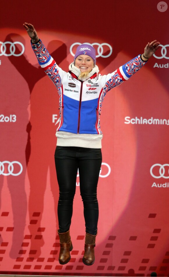 Tessa Worley reçoit sa médaille d'or après son triomphe en géant lors des championnats du monde le 14 février 2013 à Schladming en Autriche