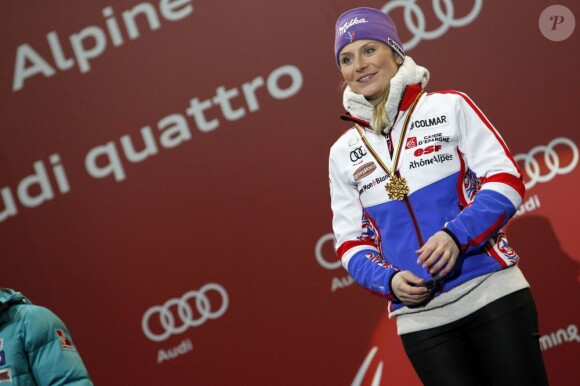 Tessa Worley reçoit sa médaille d'or après son triomphe en géant lors des championnats du monde le 14 février 2013 à Schladming en Autriche
