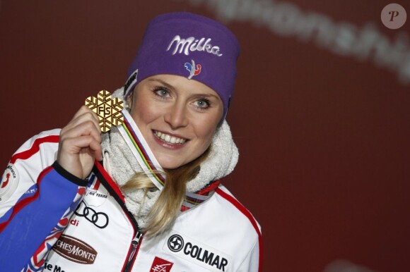Tessa Worley reçoit sa médaille d'or après son triomphe en géant lors des championnats du monde le 14 février 2013 à Schladming en Autriche