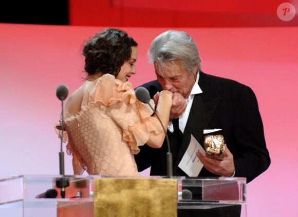 Marion Cotillard reçoit des mains d'Alain Delon son César de la meilleure actrice pour La Môme en 2008