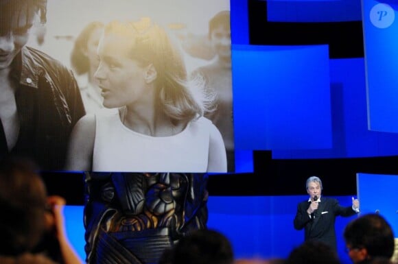 Alain Delon rend hommage à Romy Schneider lors des César 2008