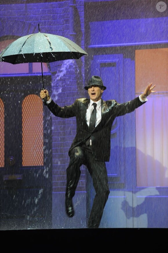 Antoine de Caunes chante sous la pluie lors des César 2009