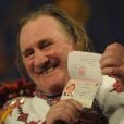 Gérard Depardieu, en costume traditionnel, exhibe fièrement son nouveau passeport russe à Saransk le 6 janvier 2013.