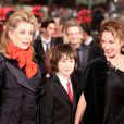 Catherine Deneuve et Emmanuelle Bercot entourent Nemo Schiffman à la première du film Elle S'en Va, durant la 63e Berlinale, le 15 février 2013.