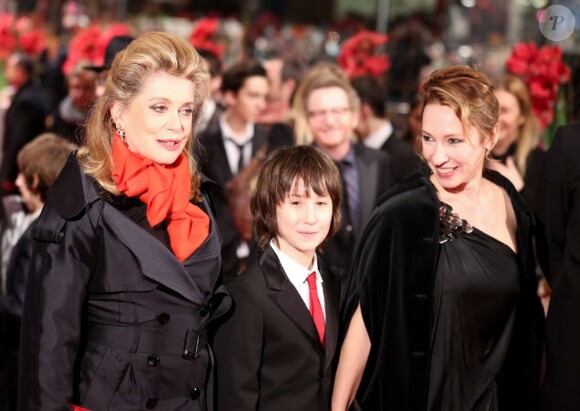 Catherine Deneuve et Emmanuelle Bercot entourent Nemo Schiffman à la première du film Elle S'en Va, durant la 63e Berlinale, le 15 février 2013.