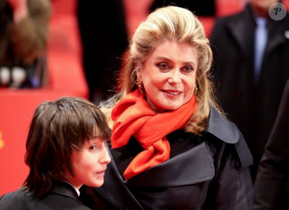 Catherine Deneuve et le jeune Nemo Schiffman pendant la première du film Elle S'en Va, durant la 63e Berlinale, le 15 février 2013.