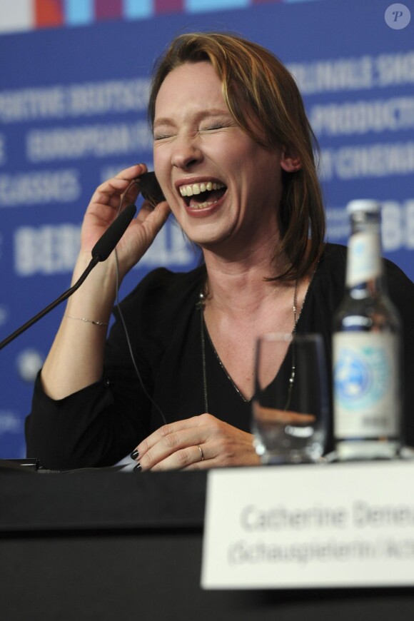 La réalisatrice du film Emmanuelle Bercot éclate de rire pendant la conférence de presse du film Elle S'en Va au Festival international du film de Berlin, le 15 février 2013.