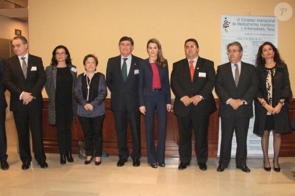 La princesse Letizia d'Espagne et les membres éminents du 6e Congrès international sur les maladies orphelines à Seville, le 15 février 2013.
