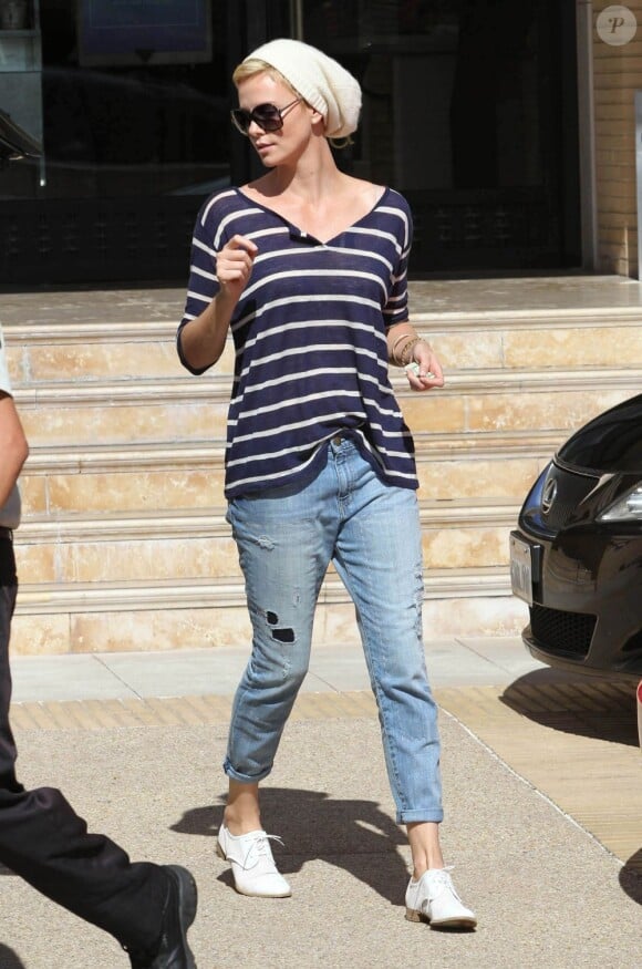 Charlize Theron fait un peu de shopping chez Barney's New York à Beverly Hills, le 16 février 2013