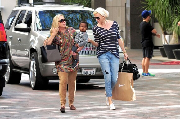Charlize Theron profite de son fils Jackson et de sa maman Gerda à Beverly Hills, le 16 février 2013